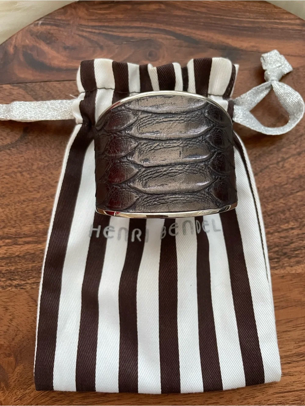 🤎 Henri Bendel Brown Embossed Cuff Bracelet 🤎 with Dust Bag! Rare, Discontinued. - Picture 2 of 7